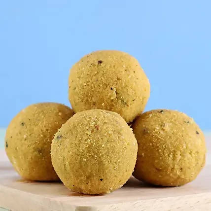 Kundan Rakhi With Dry Fruits & Besan Laddoos