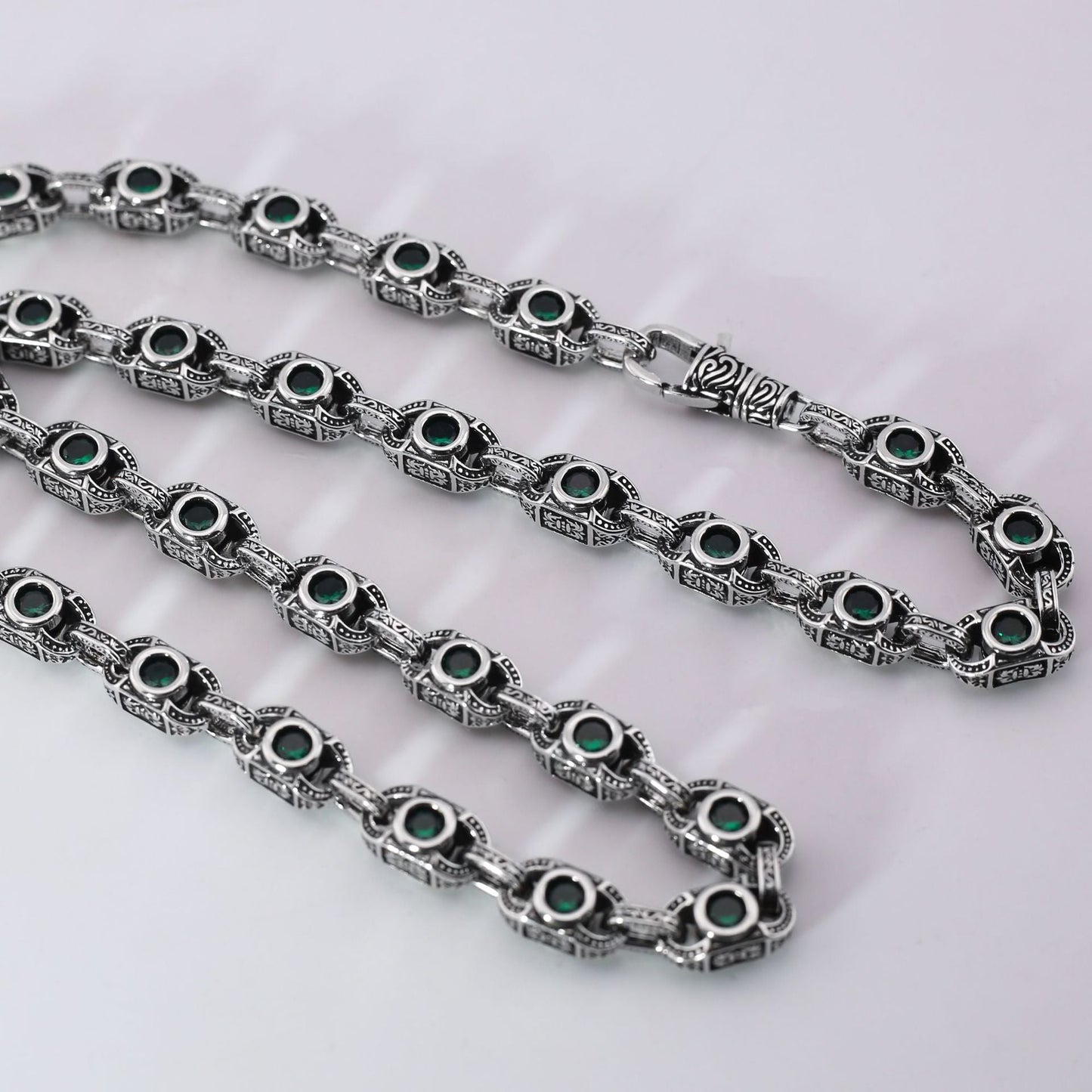 Aragogaceous pattern sapphire necklace for couples