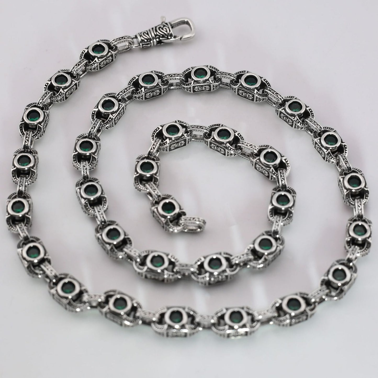Aragogaceous pattern sapphire necklace for couples