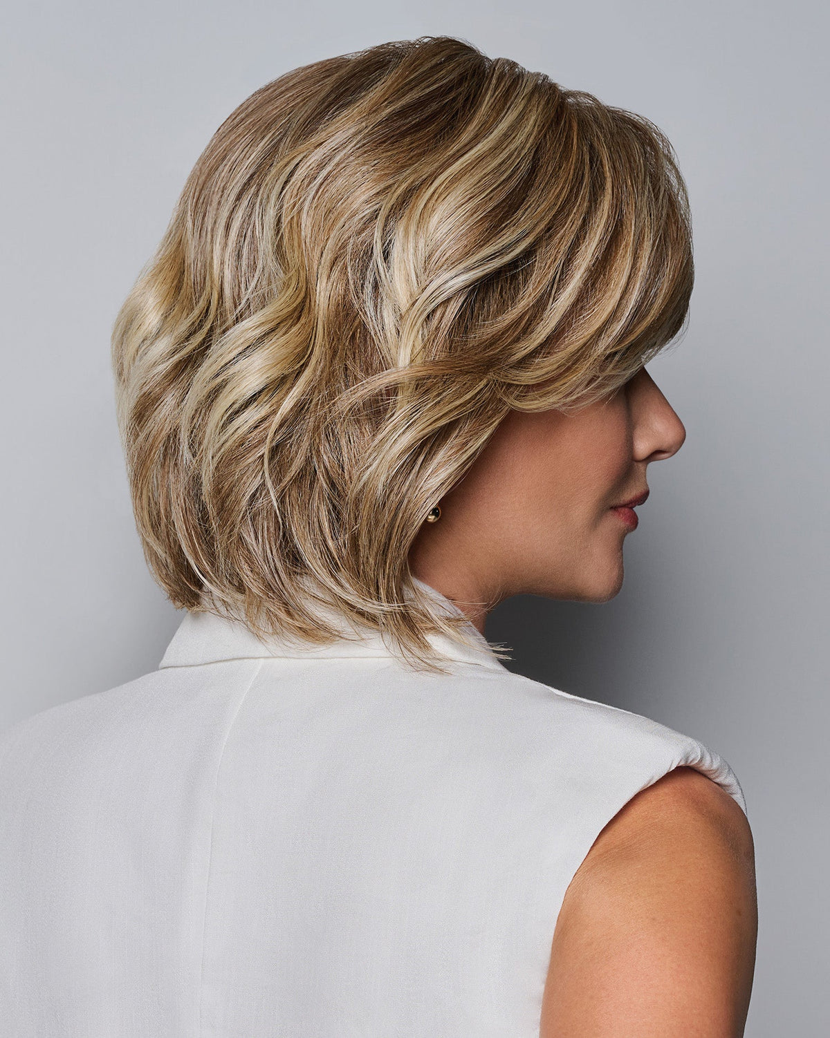 Raquel Welch Sheer Luxury Collection Waves and Raves Chin-Length Bob Wig, Luxlite Cap, Average, RL14/22SS Wheat