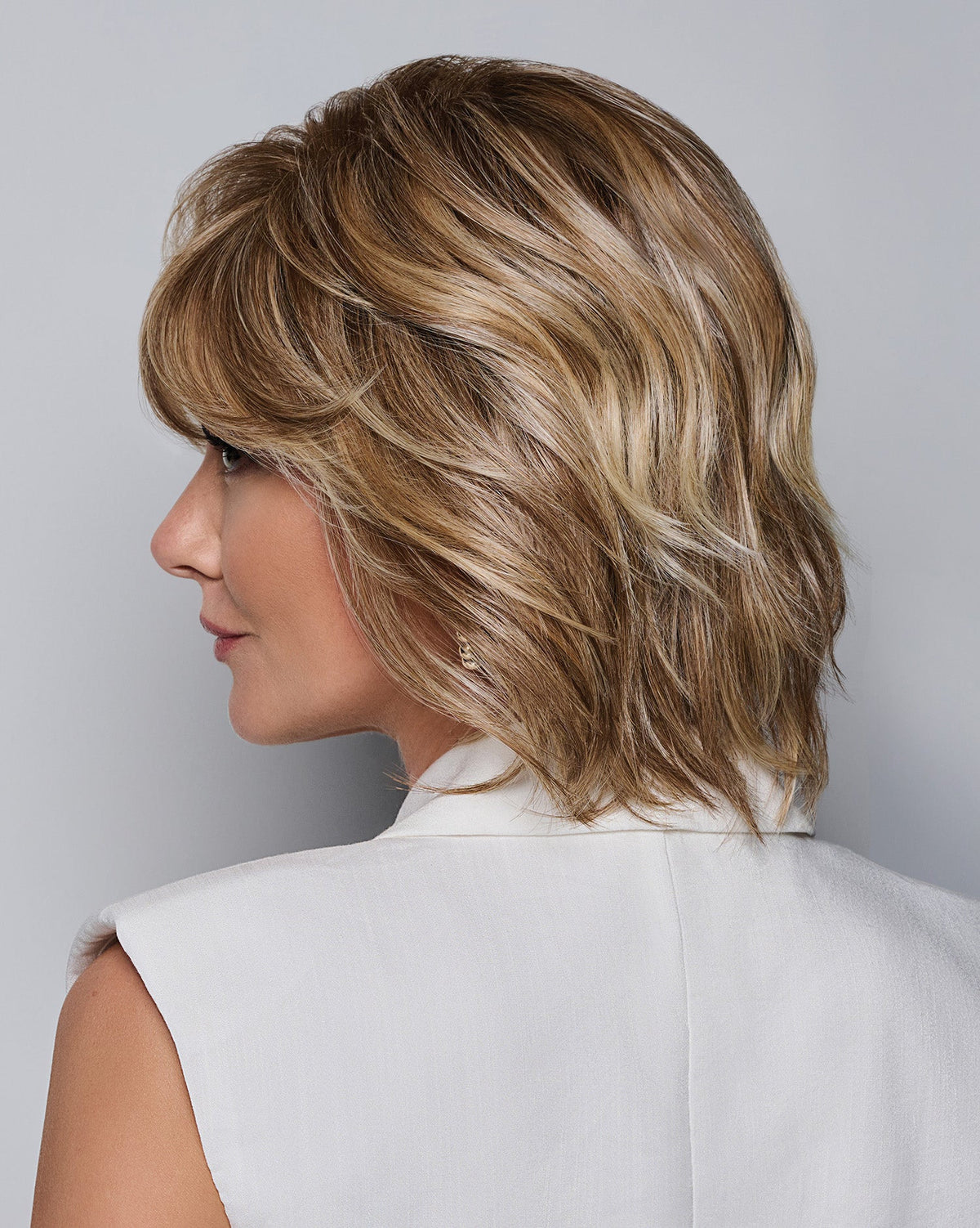 Raquel Welch Sheer Luxury Collection Waves and Raves Chin-Length Bob Wig, Luxlite Cap, Average, RL14/22SS Wheat