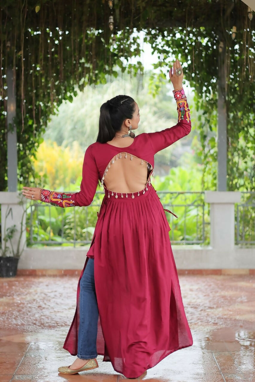 Vastranavya Pink Pink Navratri Special Rayon Kutchi Gamthi Work Kurti